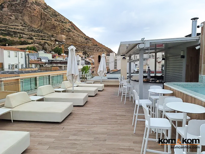 Highbar en Alicante, con bar y piscina. Equipado por Kom&Kom.